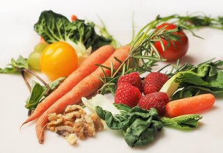 Antioxidantien durch gesunde Ernährung aufnehmen.