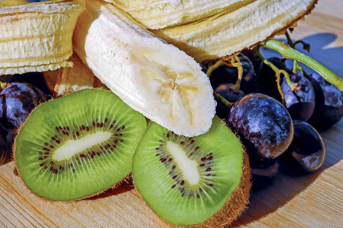 Banane mit Kiwi und Traube