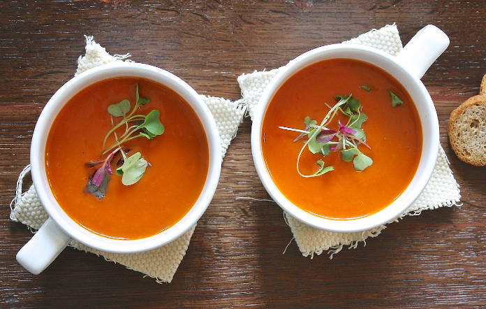 Rote Suppe serviert